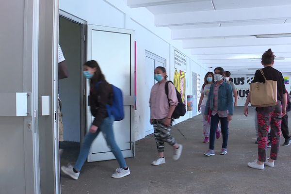 La rentrée des 6e et des 5e sous haute surveillance sanitaire au collège Sophie Germain de Cronenbourg à Strasbourg