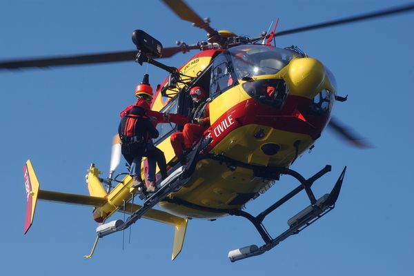 L'hélicoptère Dragon 29 de la Sécurité civile a survolé la zone de recherche (photo d'illustration)