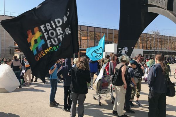 Les manifestants se sont réunis devant la gare de Grenoble à l'occasion de la grève mondiale pour le climat le 25 mars 2022.