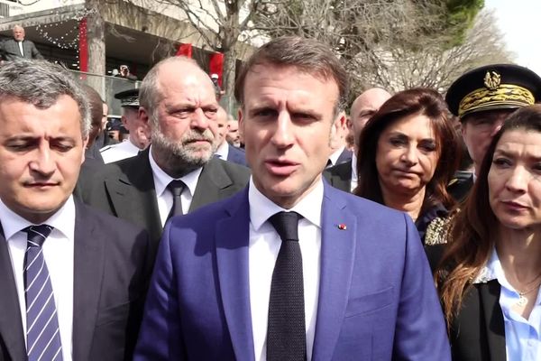 Emmanuel Macron répond aux questions des journalistes à l'issue de sa visite à la cité de la Castellane à Marseille