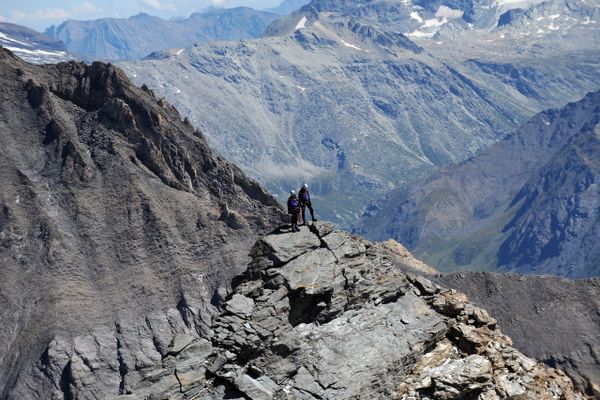 On vous attend : première à droite derrière la montagne ronde puis à gauche, sur les cailloux