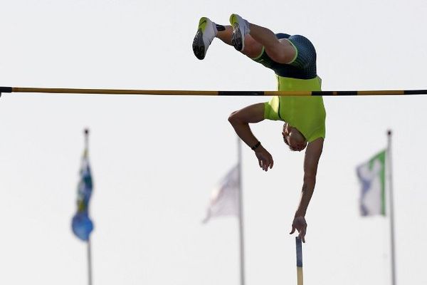 Le perchiste clermontois Renaud Lavillenie a franchi une barre à 5,80m pour remporter le meeting d'Hengelo aux Pays-Bas (8 juin 2014).