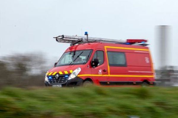 Les pompierrs d'Ille-et-Vilaine sont intervenus ce 22 juin pour un choc très violent entre une moto et une voiture sur la commune de Lourmais.