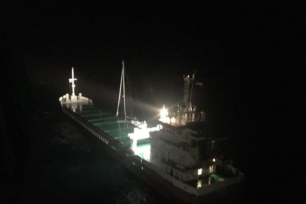 Un cargo est venu porter secours à un voilier en grande détresse cette nuit au large de Barfleur