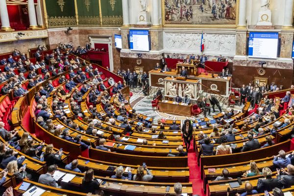 Le Rassemblement national et les partis de gauche se mobilisent pour voter une motion de censure suite au 49-3 de Michel Barnier.