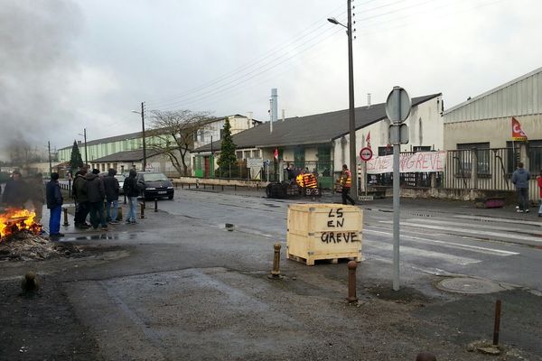 Les entrées du site du Rabion à Angoulême sont bloquées par les salariés de Leroy Somer en grève.