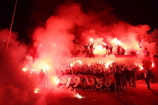 Rassemblés devant l'emblématique rotonde, l'unique partie du stade qui devrait être conservée, ils ont rendu hommage à "leur compagnon de route". 