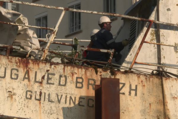 Le démantèlement du Bugaled Breizh sur un chantier brestois