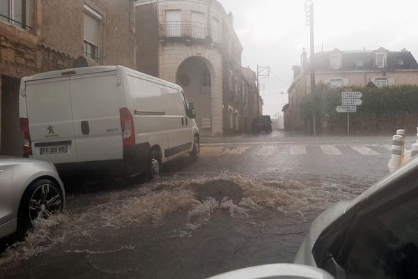 Rue inondée après le passage d'un violent orage à Civray (06/06/2023)