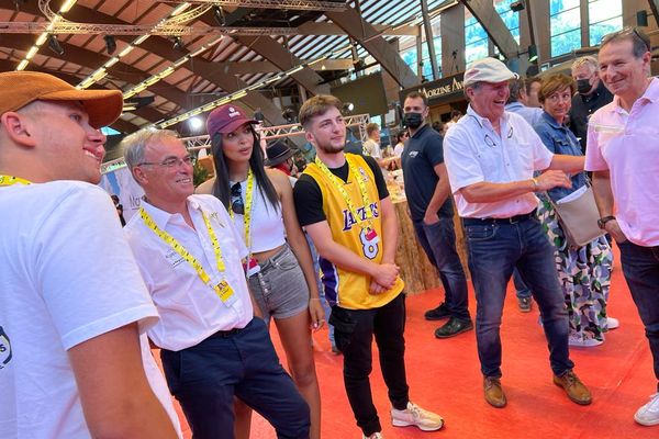 Bernard Hinault aux côtés de bénévoles de la caravane du Tour de France, lors d'une tartiflette géante organisée à Morzine, ce lundi 11 juillet.