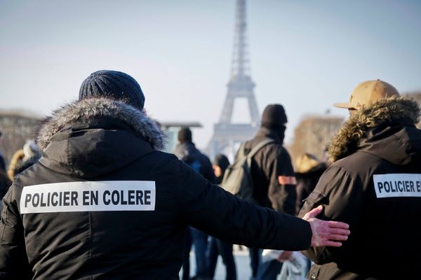 Illustration d'une manifestation de policiers du Champ de Mars aux Invalides à Paris en janvier 2016
