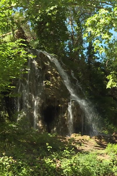 Avec les pluies de ces dernières semaines et le travail de plusieurs bénévoles, la cascade de Lorgues n'est plus tarie.