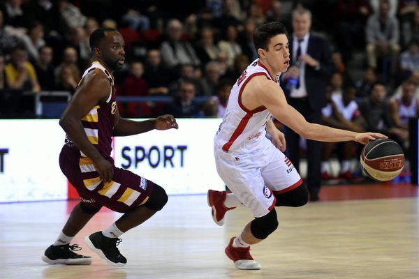 Loïc Akono (à gauche), lors d'un match Nancy-Orléans en 2017.