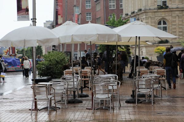 Une terrasse de restaurant vide à Amiens.