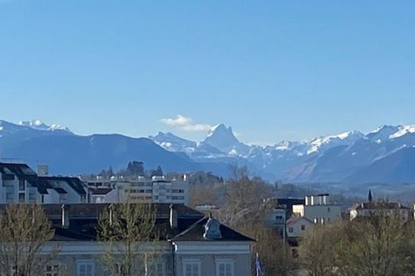 Une vue imprenable... Le pic du Midi d'Ossau majestueux et immobile en ce lundi 16 mars 2020.