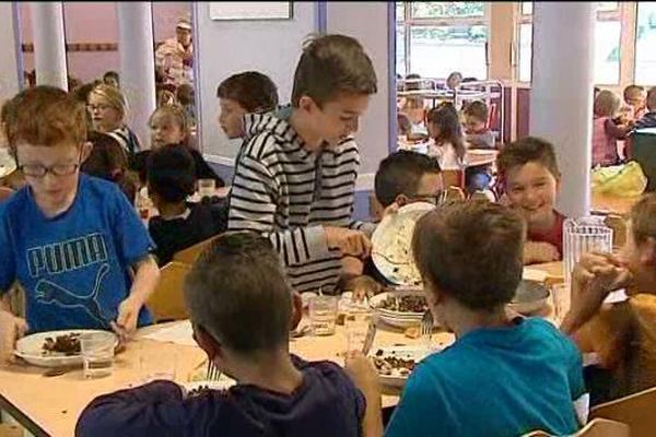 Les règles du tri ont été expliquées aux enfants de la cantine de Nersac. 