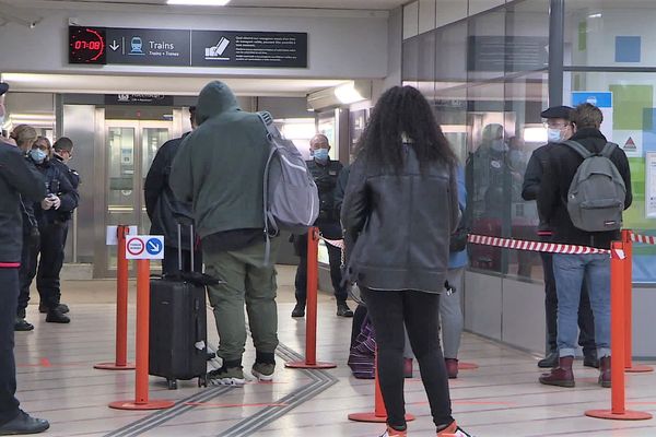 11 mai 2020, les voyageurs contrôlés en gare des Aubrais (Orléans)