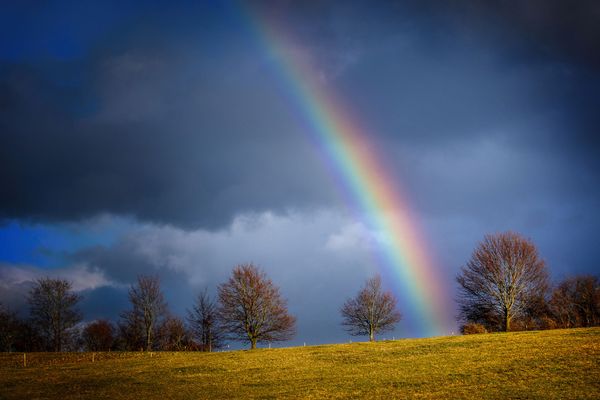 Derrière l'arc en ciel l'espoir d'un rayon de soleil 