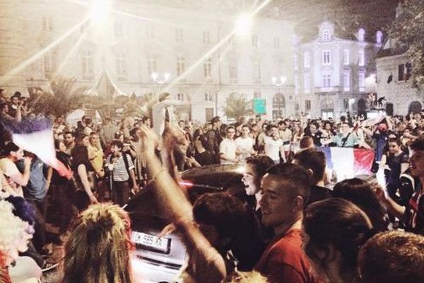 la liesse hier soir à Besançon après la victoire de la France face à l'Allemagne