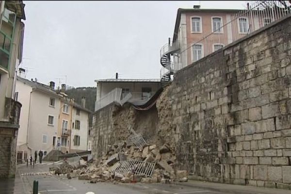 A Saint-Claude le mur de cette école s'est effondré après les fortes pluies