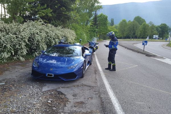 Le bolide "couleur gendarmerie" a été intercepté sur la commune de Voglans, en Savoie.