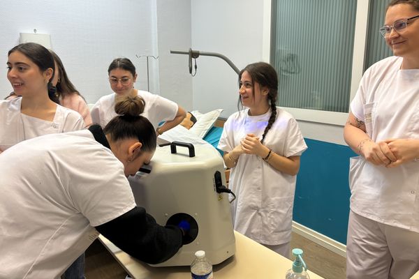 Les élèves du site de formation de la Croix-Rouge de Tourcoing ont présenté au public la réalité des métiers de soins et de leur apprentissage en école.