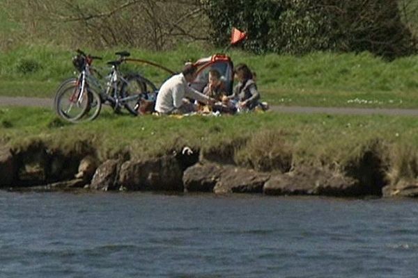 Plaisir retrouvé d'un pique-nique à bicyclette ce dimanche de printemps sur les bords du canal de Caen à la mer...