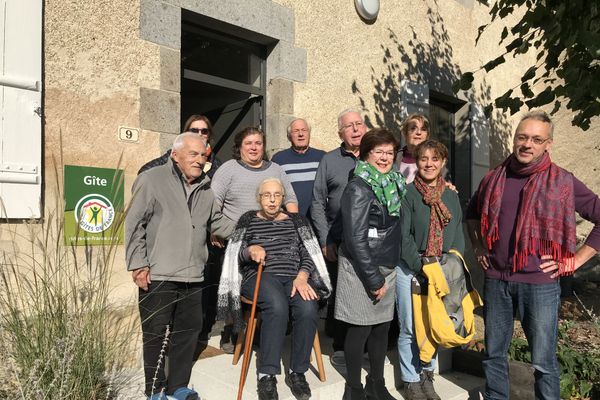 Le temps d'un week-end prolongé, cette famille se retrouve dans un gîte aménagé dans un ancien presbytère à Thiat en Haute-Vienne.