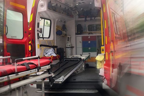 Les pompiers ont du procéder à la désincarcération de la victime avant son transport à l'hôpital.