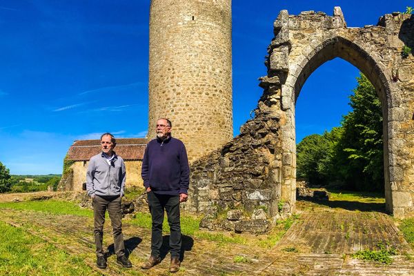 Le nouveau propriétaire du château de Châlus et son collaborateur ont déjà commencé le nettoyage du site.