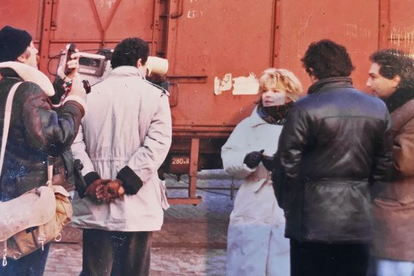 1986 : France Gall et Michel Berger sur les quais du port de Rouen pour suivre l'embarquement de l'aide humanitaire à destination du Sahel