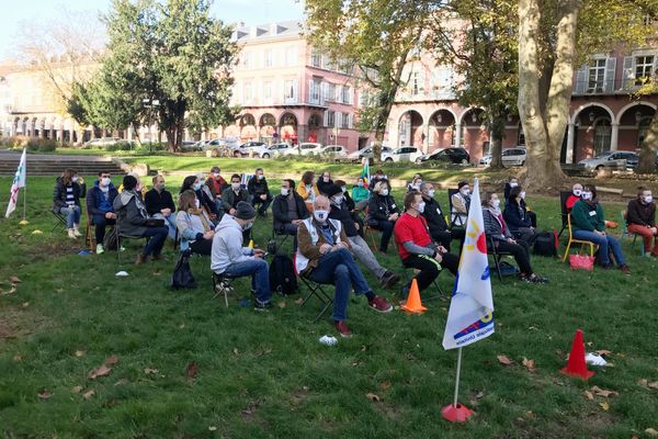 Une trentaine d'enseignants reconstituent une classe en plein air pour démontrer la difficulté de respecter les distanciations.