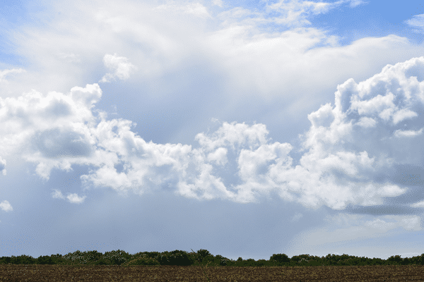 Les nuages et de petites pluies finiront par l'emporter sur les éclaircies...