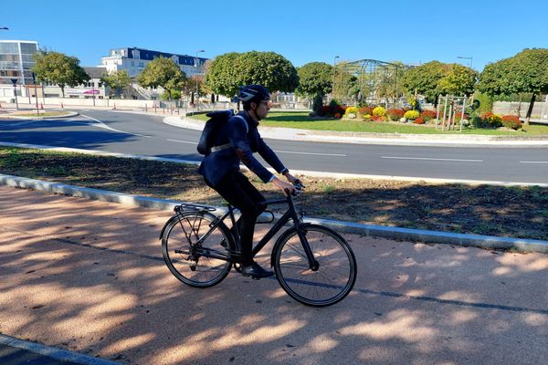 Un cycliste sur la nouvelle piste cyclable qui entoure le carrefour Candolle, à Orléans.