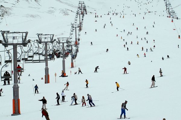 La télévision publique andoranne (RTVA) a fait croire qu'en raison du manque de neige en ce début de saison, la poudreuse serait importée directement de Russie par camion. 