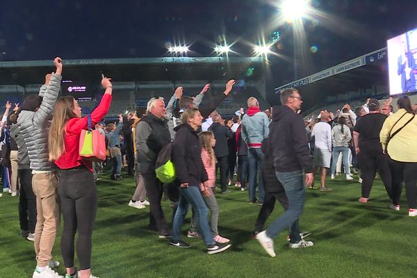 Les supporters auxerrois sur la fan-zone de l'Abbé-Deschamps dimanche soir, sur l'air de "We are the champions" de Queen