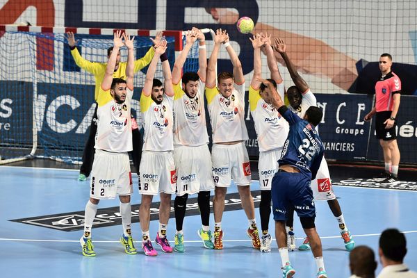 Montpellier a repris la tête du Championnat de France de handball en dominant (33-28) Nantes jeudi en clôture de la 24e journée de Division 1. Michaël Guigou, âgé de 36 ans, a inscrit son 1000e buts en championnat avec son club de toujours.