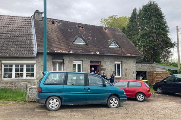 Trois personnes ont été évacuées d'une maison en feu à La Trinité (Manche), le 1ᵉʳ mai 2024. Deux victimes sont décédées et une autre a été transportée à l'hôpital en état grave.