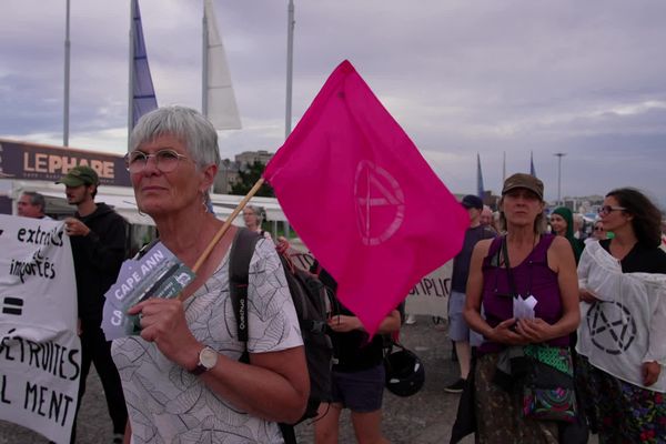 Sept personnes - des activistes de Greenpeace et deux journalistes - sont poursuivies pour "abordage" et "navigation illégale dans le port" lors de l'arrivée du terminal méthanier flottant, il y a un an au Havre (Seine-Maritime).