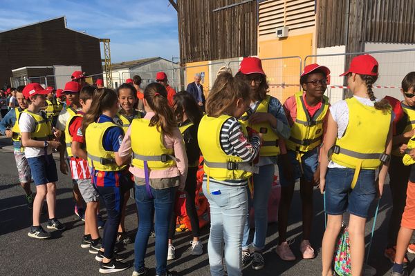 Casquette et gilet de sauvetage de rigueur juste avant l'embarquement sur l'Iroko