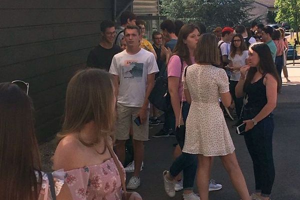 L'attente angoissée des résultats au lycée louis Lapicque à Épinal (Vosges), vendredi 5 juillet 2019.