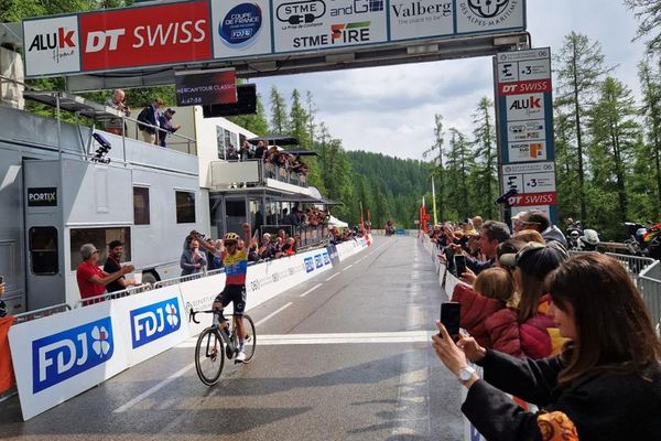 L'Equatorien Richard Carapaz s'impose à Valberg ce mardi 30 mai.