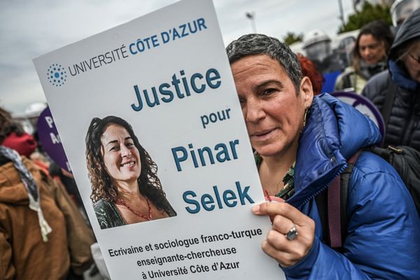 Le procès de Pinar Selek, poursuivie depuis 26 ans en Turquie pour "terrorisme" malgré quatre acquittements. Lors d'une manifestation de soutien en mars 2023.