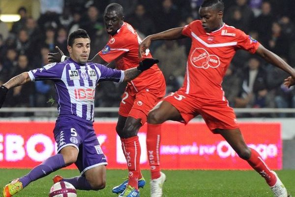 Nicolas Isimat-Mirin, à droite, sous le maillot de Valenciennes
