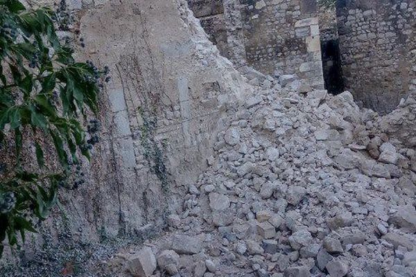 Eboulement du mur de soutènement vu depuis l'intérieur du château de la Voulte-sur-Rhône.