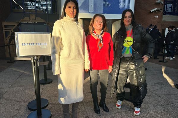 Plusieurs familles de victimes de violences policières sont présentes au tribunal de Bobigny en soutien à Théodore Luhaka.