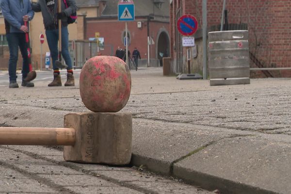 De nombreux participants sont venus à Chièvres jouer au crossage, un jeu traditionnel du nord de la France et du sud de la Belgique.