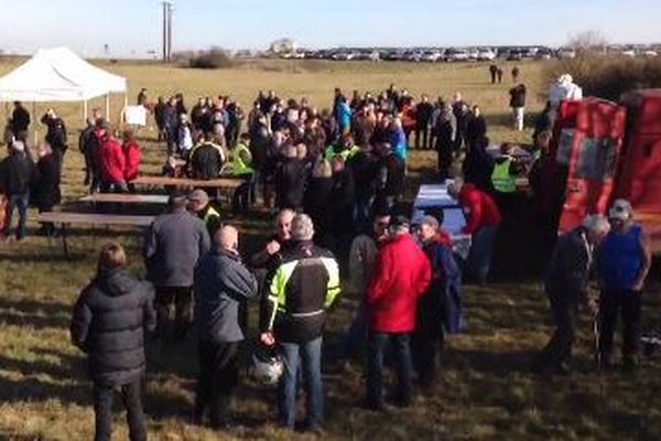 Quelques centaines d'opposants se sont réunis sur le plateau de Haye.