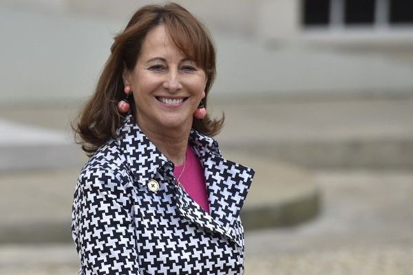 Ségolène Royal, tout sourire à la sortie de l'Élysée le 19 octobre 2016. 