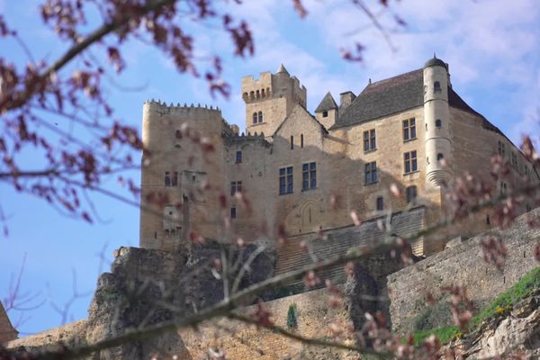 Le Château de Beynac, un emblème du Périgord noir avec sa vue imprenable sur la Dordogne.